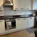 Spacious 3 Bed Home Near Hospital Free Parking