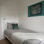 Spacious 3 Bed Home Near Hospital Free Parking