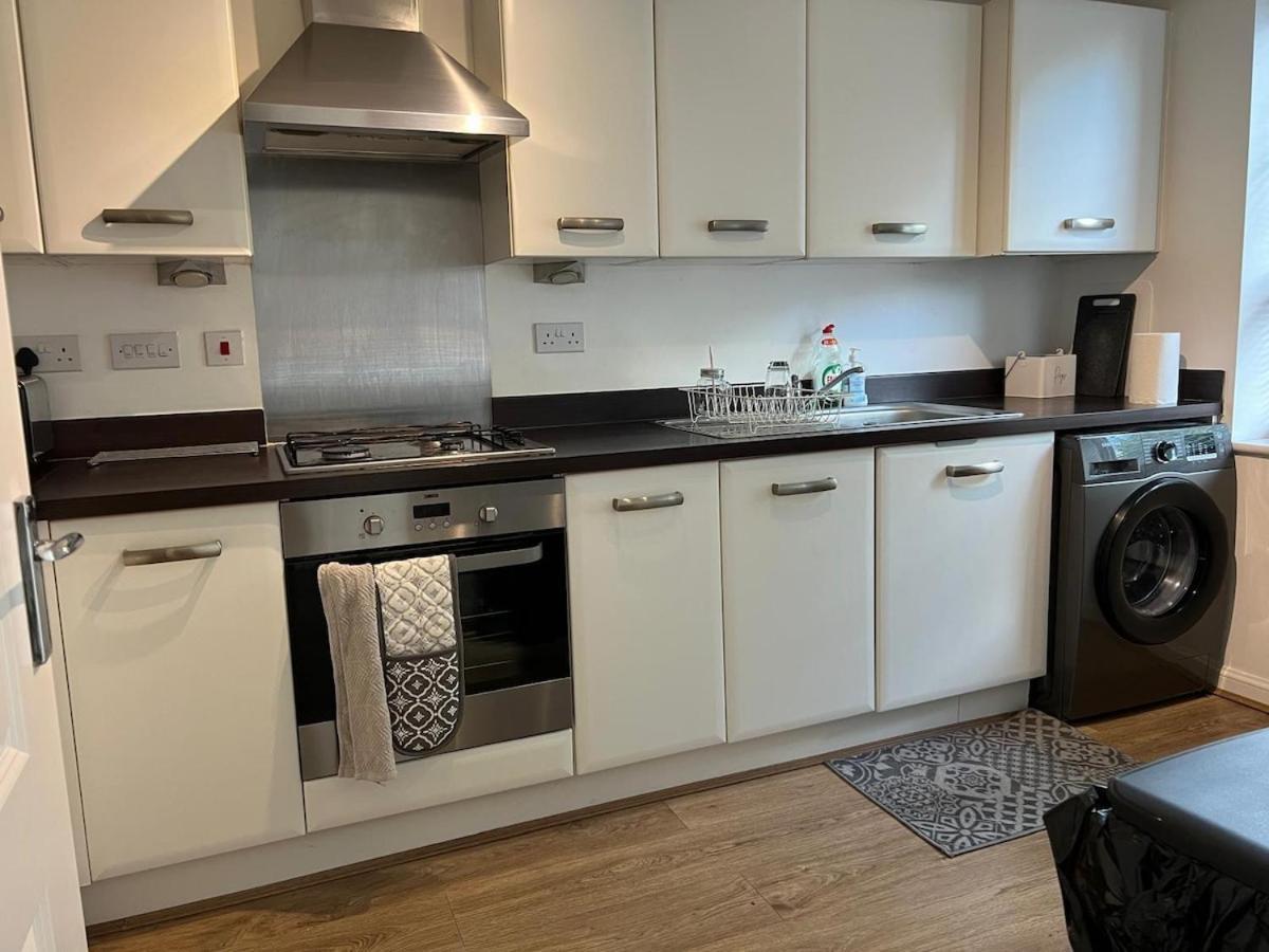 Holiday home Spacious 3 Bed Near Hospital Free Parking