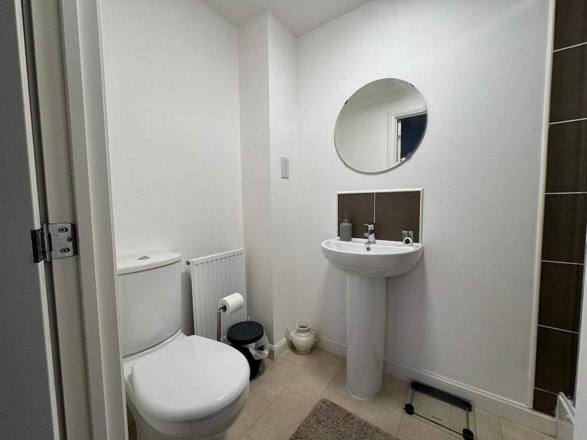 Spacious 3 Bed Near Hospital Free Parking