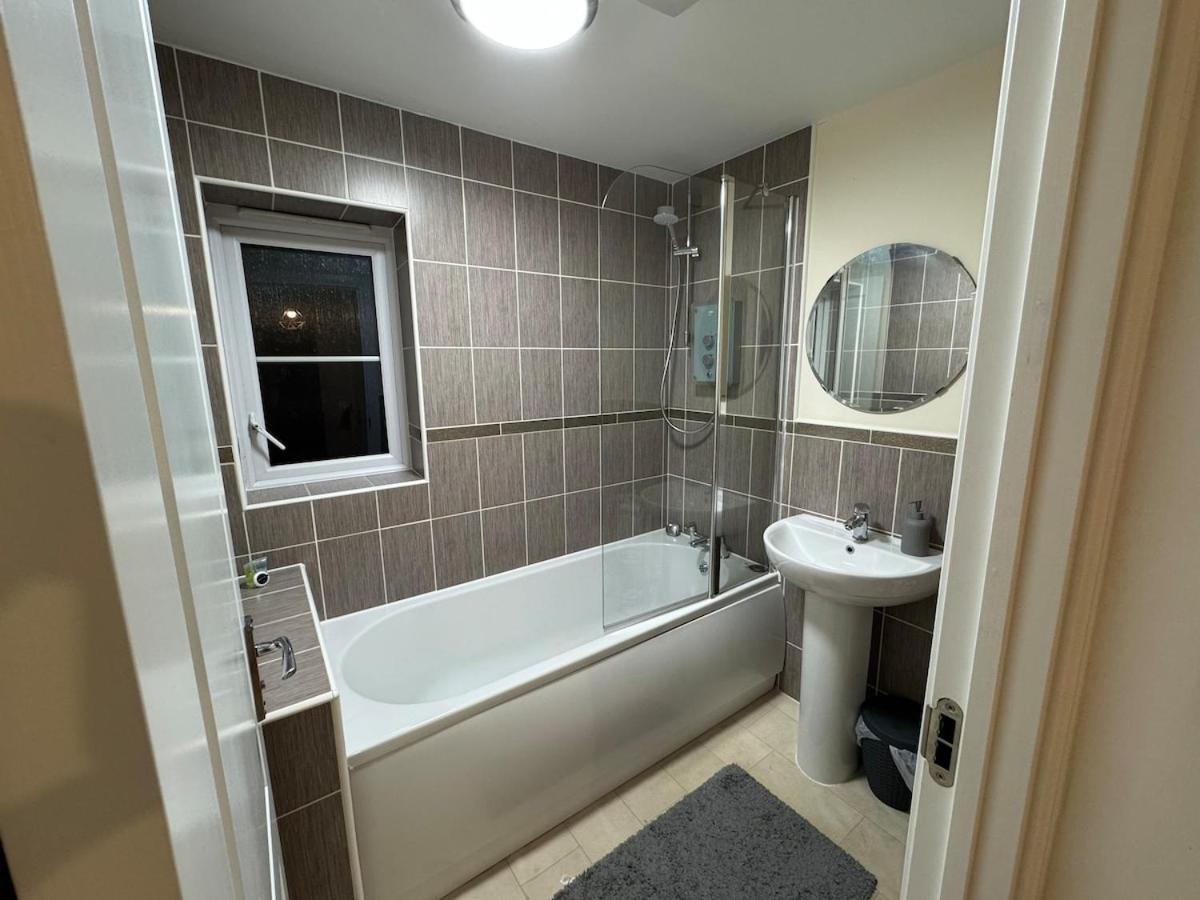 Spacious 3 Bed Near Hospital Free Parking Holiday home *