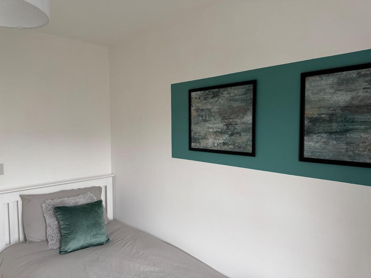 Holiday home Spacious 3 Bed Near Hospital Free Parking *