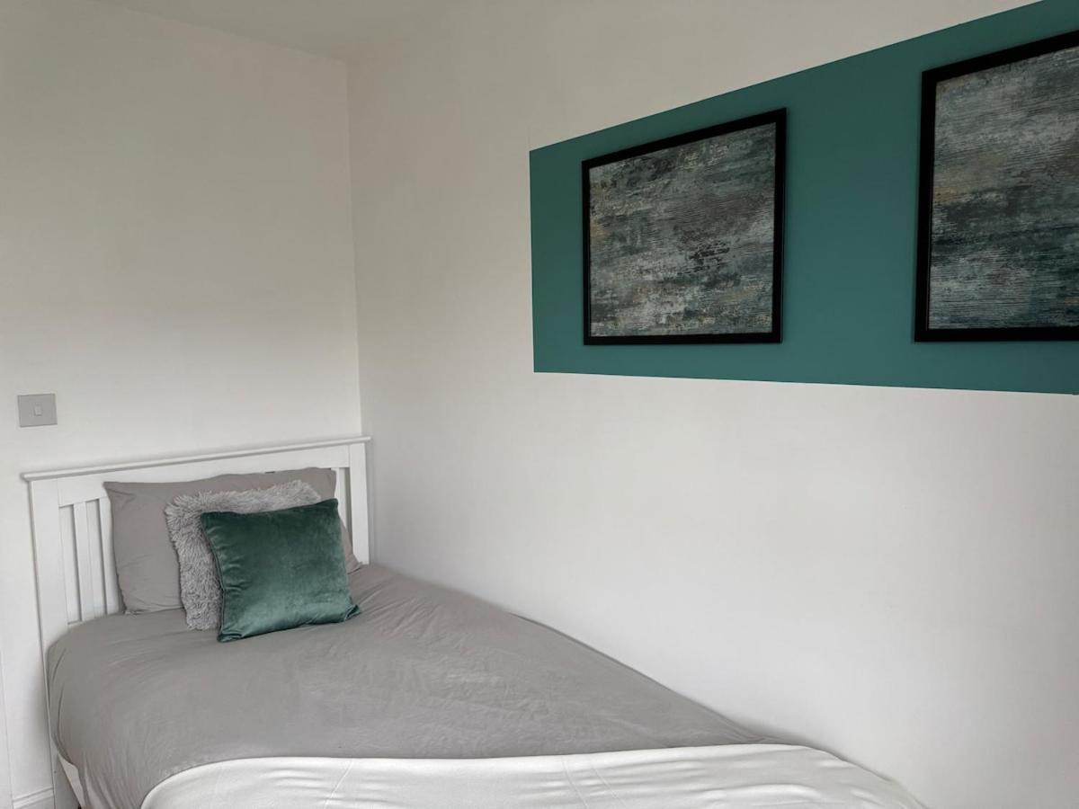 Holiday home Spacious 3 Bed Near Hospital Free Parking *