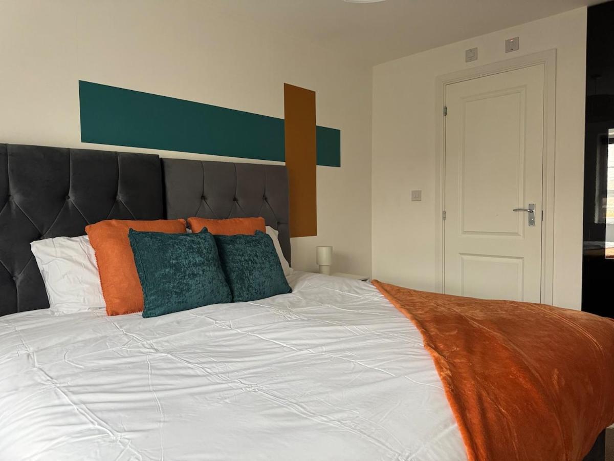 Spacious 3 Bed Near Hospital Free Parking *