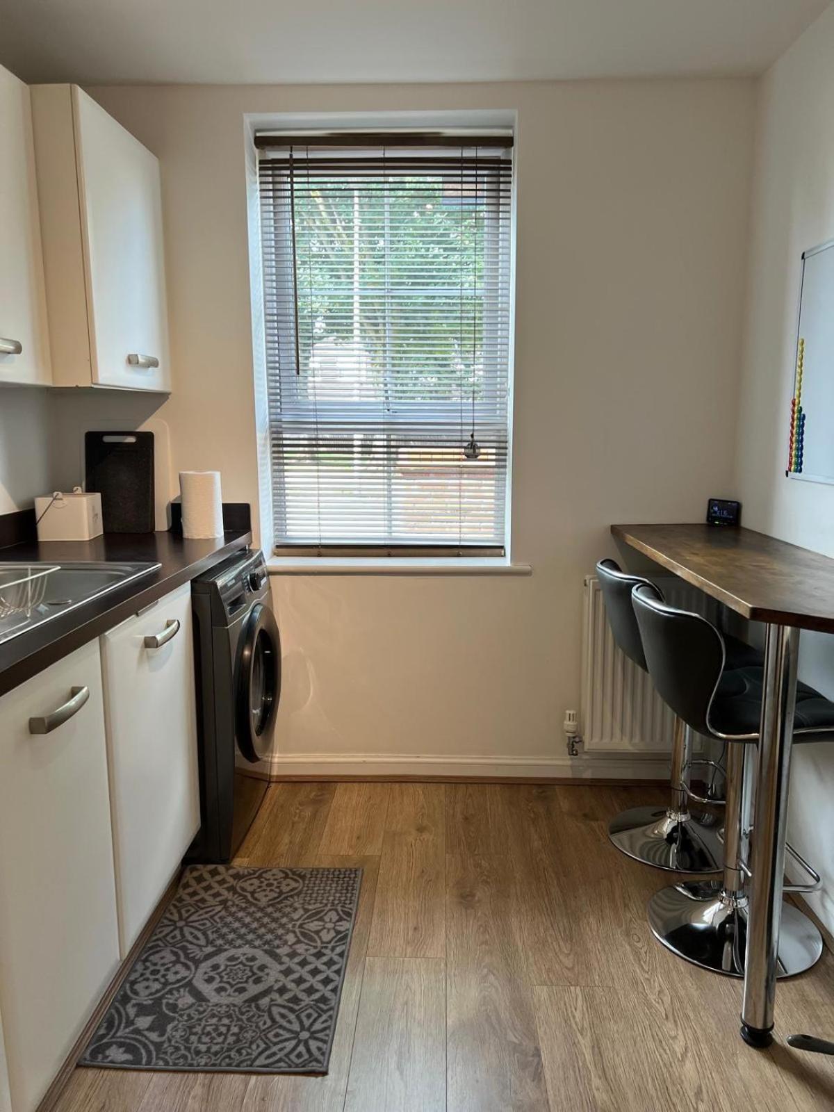 Spacious 3 Bed Near Hospital Free Parking